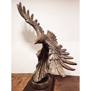 Soaring Eagle -American Flag -Resin Figure -Pride of Achievement